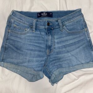 Hollister Mid-Rise Jean Shorts in Medium Wash W27 / Size 5